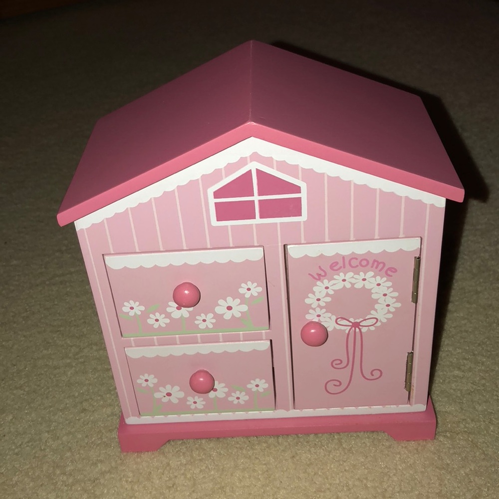 A kids jewelry box